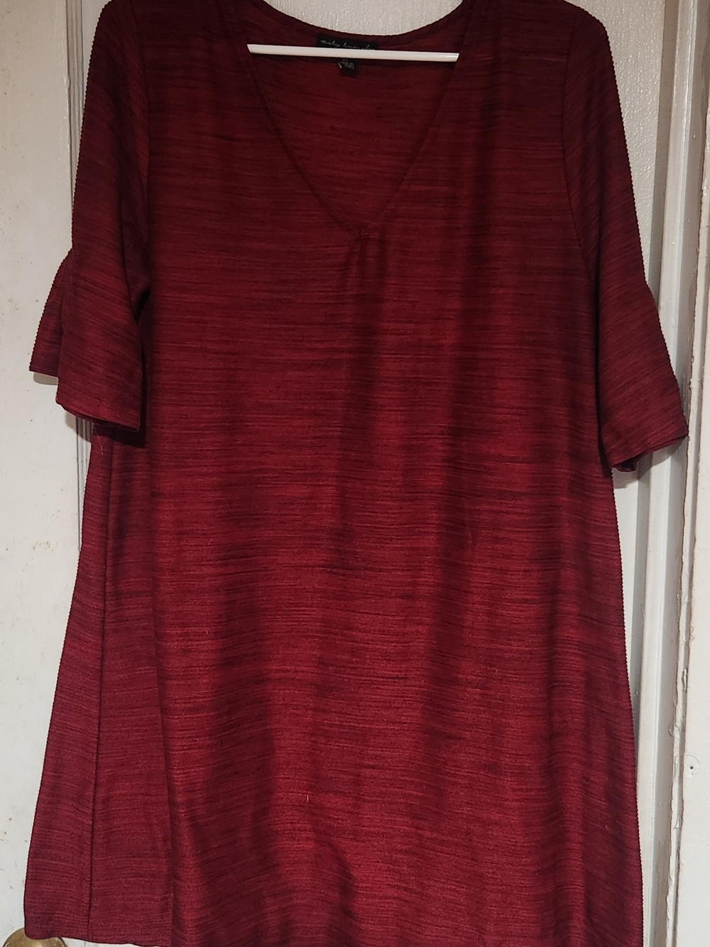 City Triangles V-Neck Short Sleeve Tunic in Burgundy Red